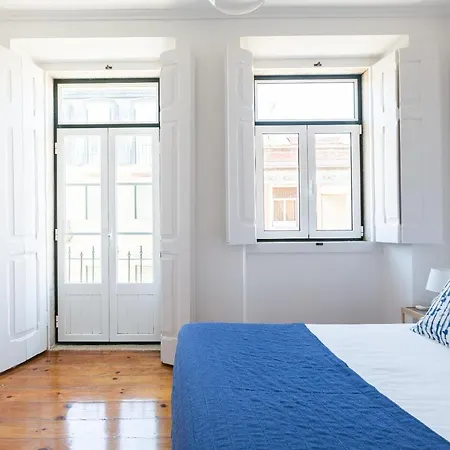 White & Blue Vintage In Graca Lisbona