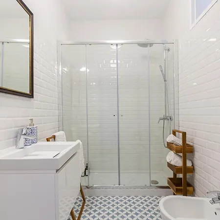 White & Blue Vintage In Graca Lisbona