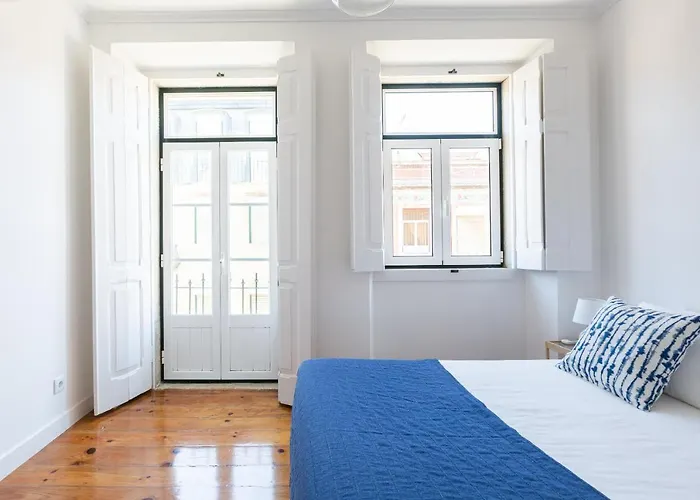 White & Blue Vintage In Graca Lissabon