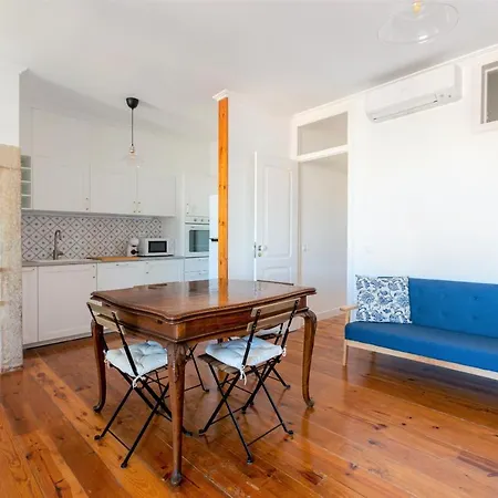 White & Blue Vintage In Graca Apartment Lissabon